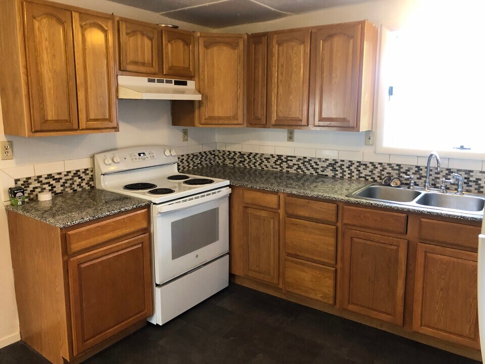 93 W Seneca St, Unit 93 West Seneca St apt2 in Oswego, NY - Foto de edificio