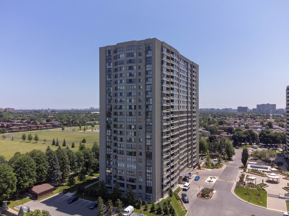 Skypark in Toronto, ON - Building Photo