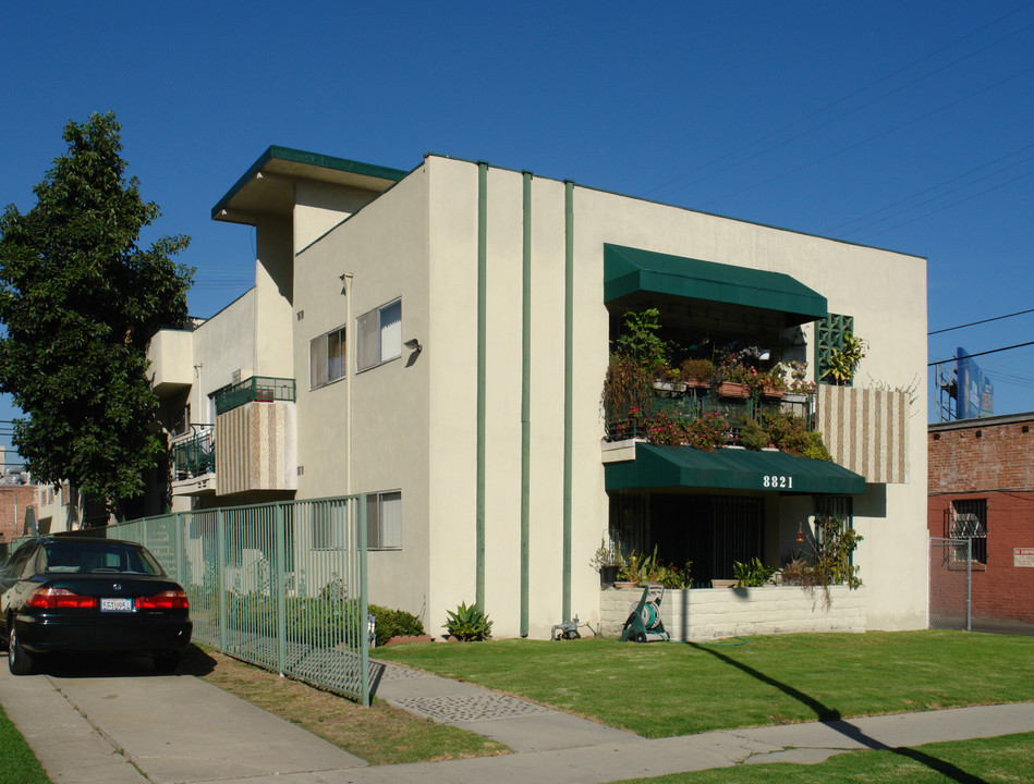 8821 Alcott St in Los Angeles, CA - Building Photo