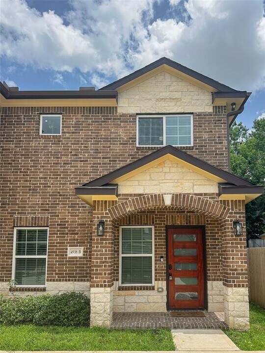 4938 Bataan Rd in Houston, TX - Foto de edificio