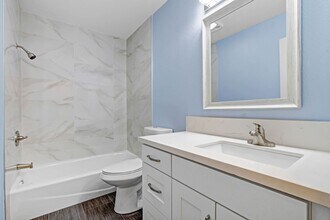 La Canada Townhouse In the Golf Course Com in La Cañada Flintridge, CA - Building Photo - Building Photo