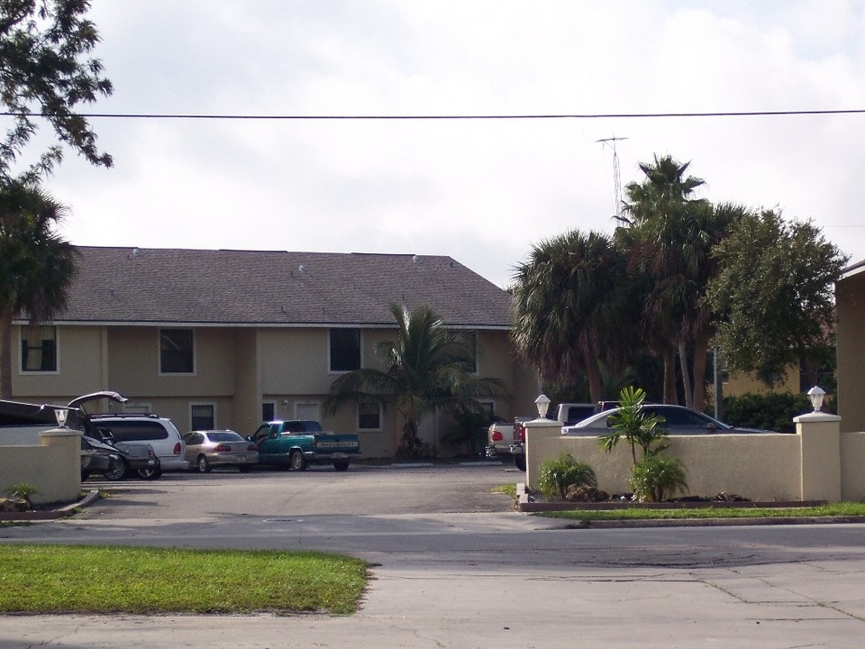 Town Square in Fort Pierce, FL - Building Photo