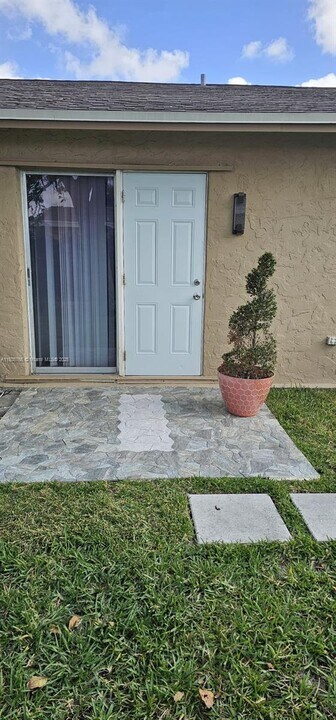 8310 NW 47th St in Lauderhill, FL - Foto de edificio