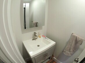 241 Freeman St, Unit 5 in Brookline, MA - Foto de edificio - Building Photo