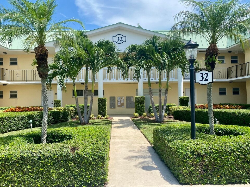 32 Colonial Club Dr in Boynton Beach, FL - Building Photo