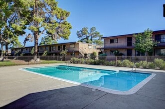 615 S Royal Crest Cir in Las Vegas, NV - Foto de edificio - Building Photo