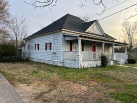 747 E Broadway St in Griffin, GA - Building Photo