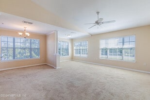 7800 Point Meadows Dr in Jacksonville, FL - Building Photo