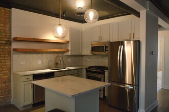 1647 W Pratt Blvd, Unit 2A in Chicago, IL - Building Photo - Building Photo