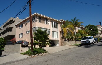 10561 Missouri Ave in Los Angeles, CA - Foto de edificio - Building Photo