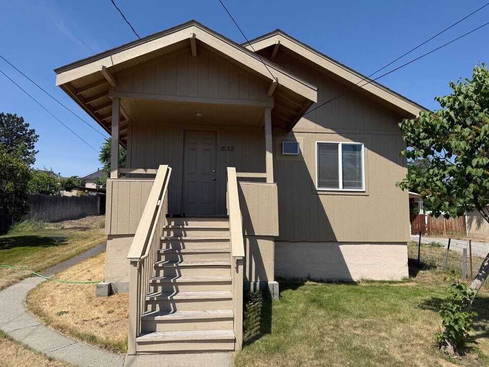 832 Methow St in Wenatchee, WA - Building Photo