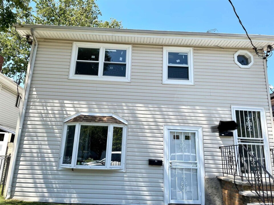 256-15 58th Ave in Queens, NY - Foto de edificio