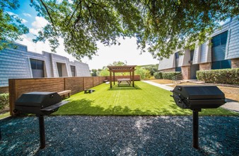 Jewel Apartment Homes in Austin, TX - Foto de edificio - Building Photo