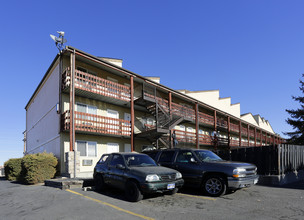 Highline House Apartments in Aurora, CO - Building Photo - Building Photo