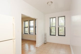 2704 N Sawyer Ave in Chicago, IL - Building Photo - Building Photo