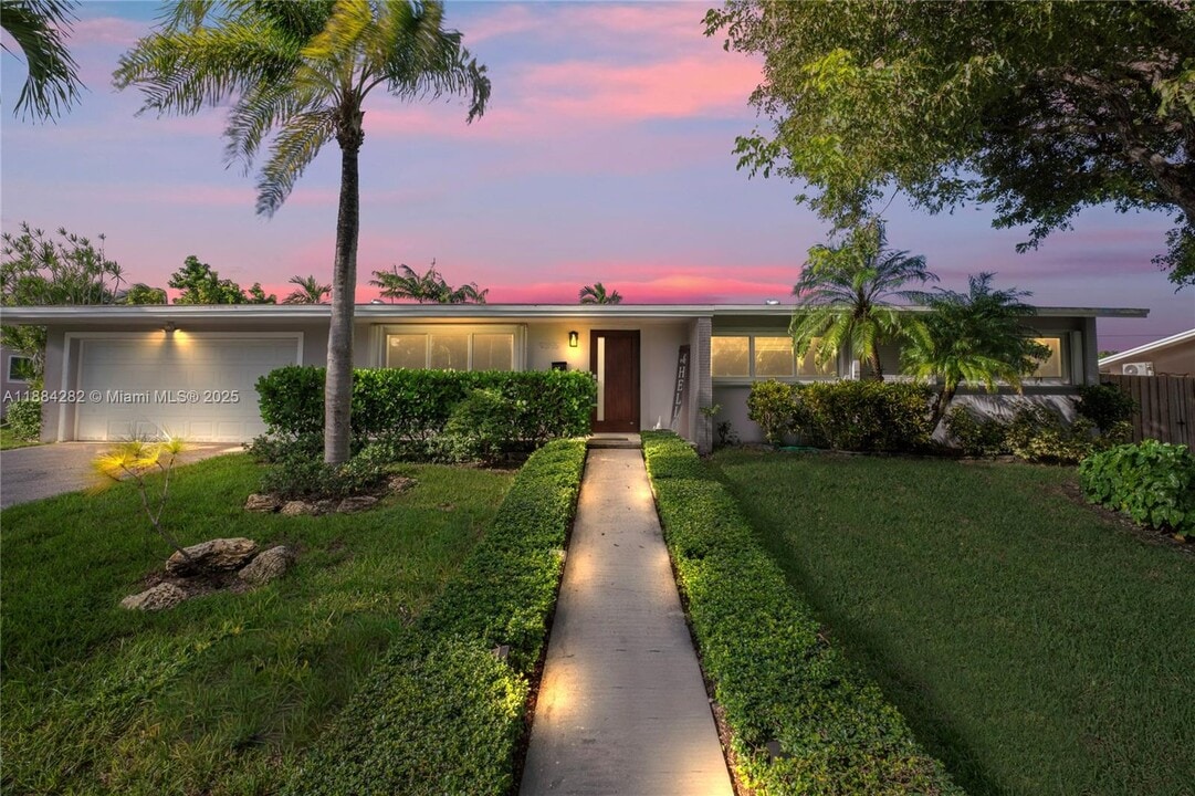 9355 SW 181st St in Palmetto Bay, FL - Building Photo