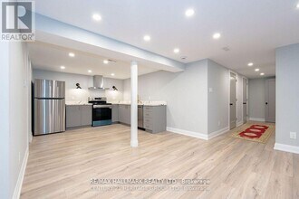 77 Richardson Dr in Aurora, ON - Building Photo - Building Photo