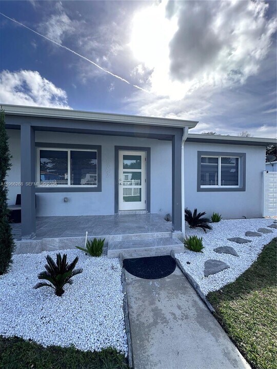 1250 NW 57th St in Miami, FL - Building Photo