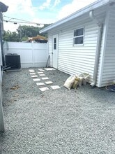 5829 12th St, Unit 1 in Zephyrhills, FL - Foto de edificio - Building Photo