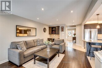 8 Blue Ribbon Way in Hamilton, ON - Building Photo - Building Photo