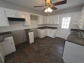 7348 W Medford Ave in Milwaukee, WI - Foto de edificio - Building Photo