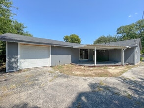 1011 Lincoln St in McGregor, TX - Building Photo - Building Photo