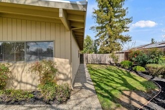 704 W El Dorado Dr in Woodland, CA - Building Photo - Building Photo