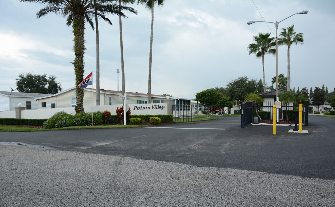 Lake Pointe Village in Mulberry, FL - Building Photo