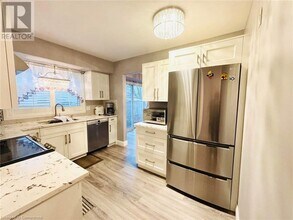 6976 Venus Crescent in Niagara Falls, ON - Building Photo - Building Photo