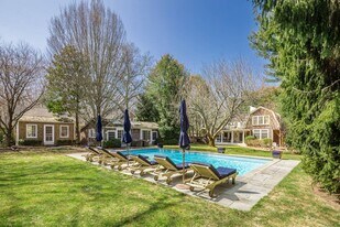 96 Cove Hollow Rd in East Hampton, NY - Building Photo