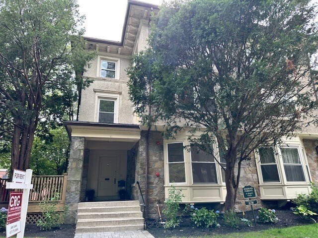 21 Regent Cir in Brookline, MA - Building Photo