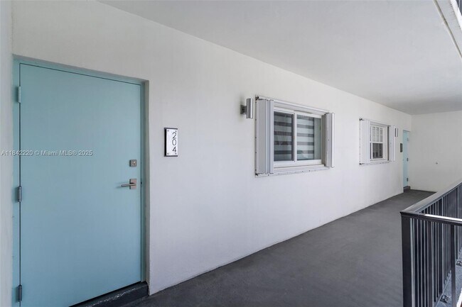300 Galen Dr in Key Biscayne, FL - Building Photo - Building Photo