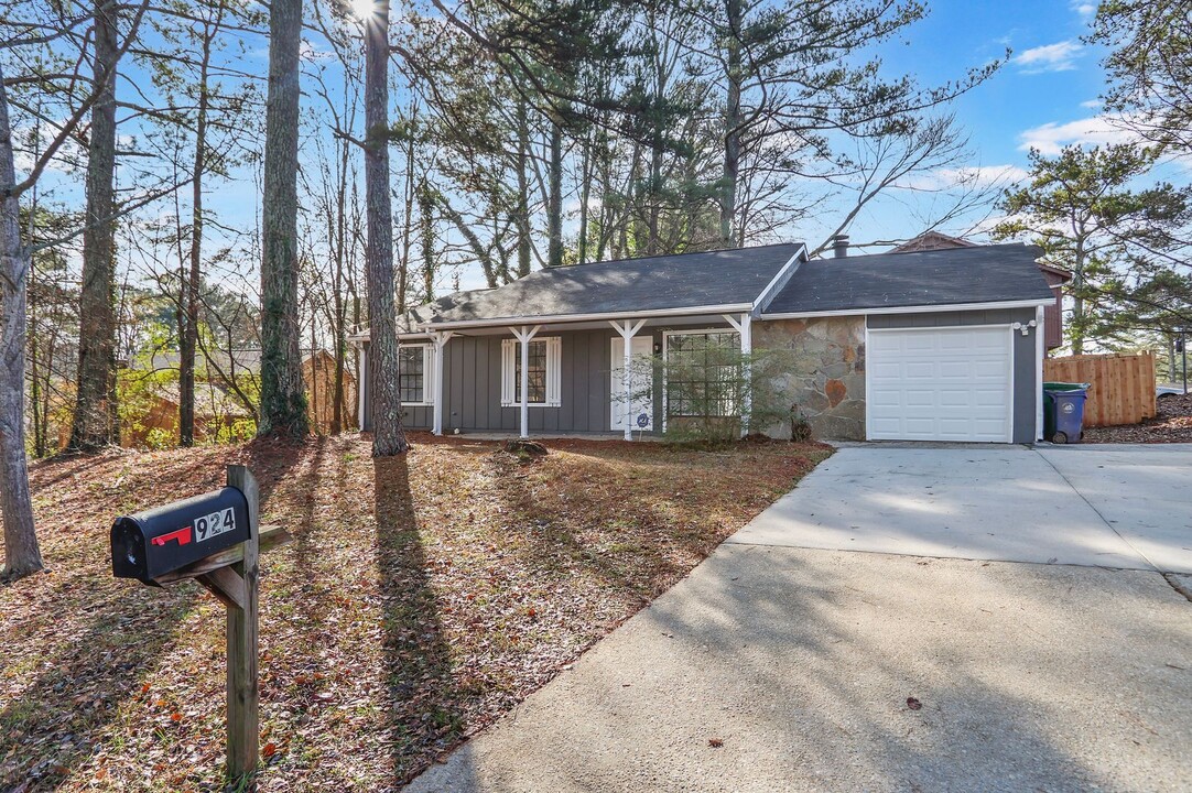 924 Lake Dr Terrace in Stone Mountain, GA - Building Photo