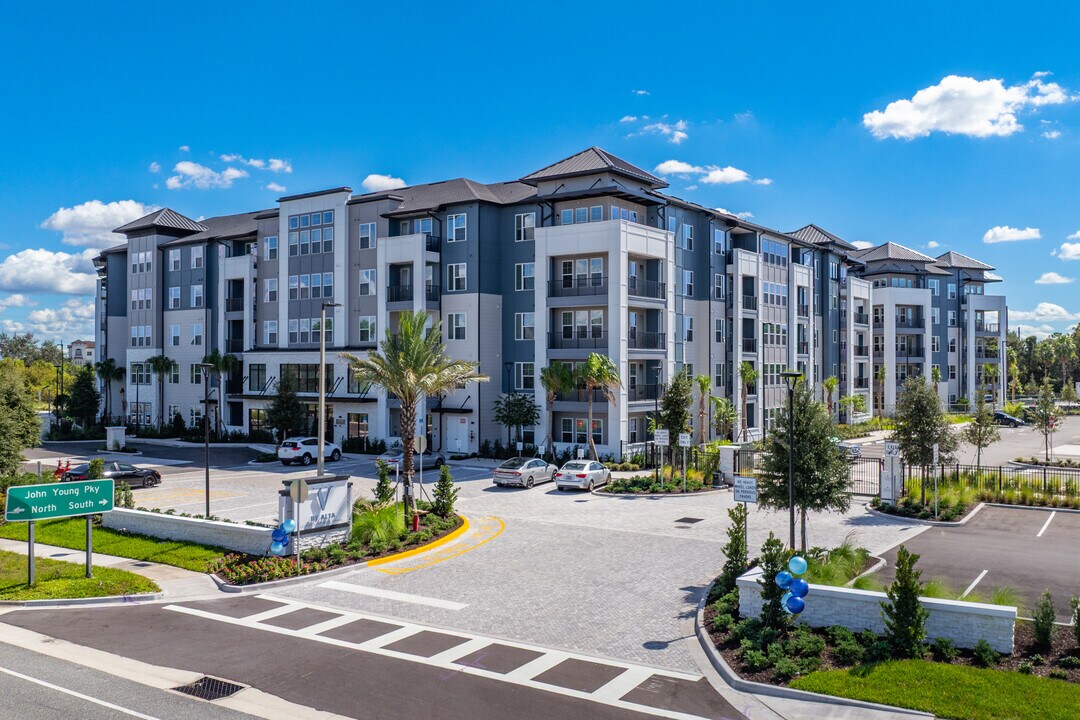 V by Alta in Orlando, FL - Building Photo