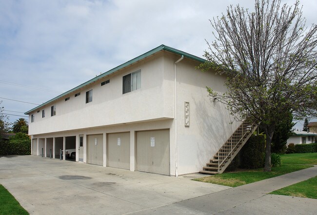 2241-2245 Pomona Ave in Costa Mesa, CA - Foto de edificio - Building Photo