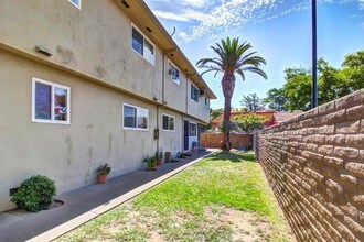 Villa Verde in Sacramento, CA - Foto de edificio - Building Photo