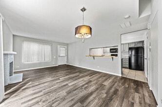 323 N Gregory St in Aurora, IL - Building Photo - Building Photo