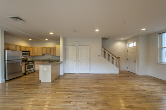 108 2nd St, Unit 2 BED 2.5 BATH in Cambridge, MA - Building Photo - Building Photo