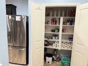 6861 Dogwood Cliff Ln in Dickinson, TX - Building Photo - Building Photo