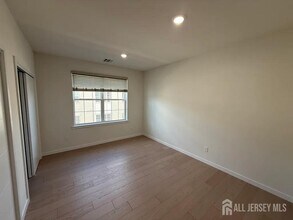 243 Lohan Dr in Piscataway, NJ - Building Photo - Building Photo