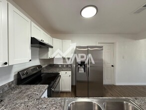 551 Bertetti Dr in San Antonio, TX - Building Photo - Building Photo