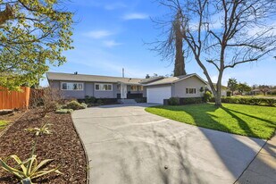 6877 Buena Terra Way in Sacramento, CA - Building Photo