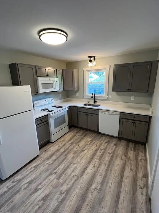 26 Island Ave, Unit 28 in East Providence, RI - Building Photo