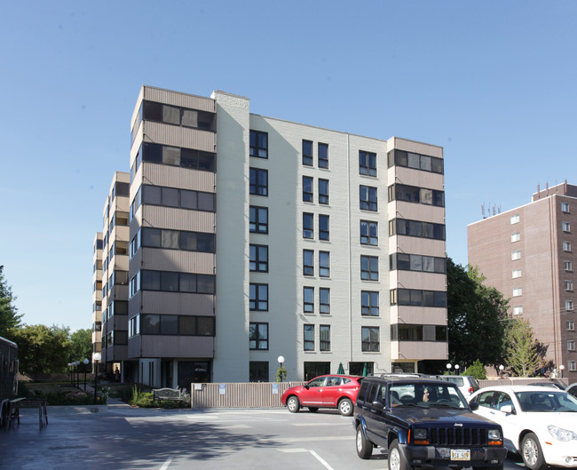 3100 Grand Ave in Des Moines, IA - Building Photo - Building Photo