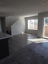 902 McCallum Ln in Woodburn, OR - Building Photo - Building Photo