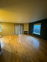 1444 Four Seasons Dr in Roseburg, OR - Building Photo - Building Photo