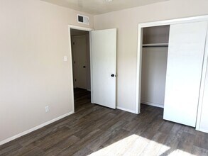 940 Chelwood Park Blvd NE in Albuquerque, NM - Foto de edificio - Building Photo