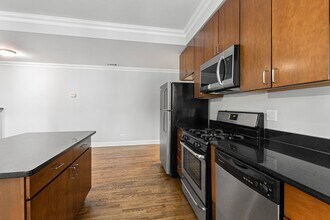 2001 W Jarvis Ave, Unit 3 in Chicago, IL - Building Photo - Building Photo