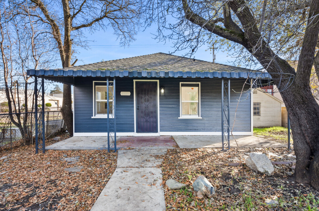 1129 El Monte Ave in Sacramento, CA - Building Photo