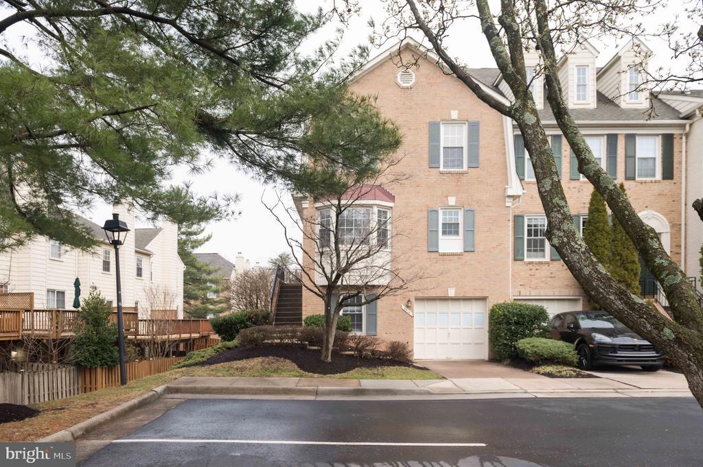 8016 Merry Oaks Ln in Vienna, VA - Building Photo